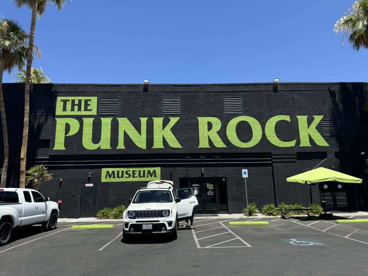 yugo1008's tweet image. LAS VEGASのPUNK ROCK MUSEUM行って来ました！とても2時間ではじっくりとは見れないほどの大量のグッズや写真が一杯でした！ちなみに、ラモーンズグッズはドイツのラモーンズ・ミュージアムから借りて展示してありました。
#THEPUNKROCKMUSEUM #パンクロックミュージアム #PUNKROCKMUSEUM