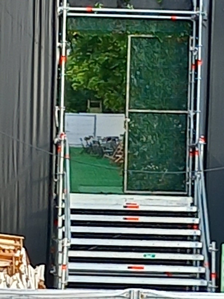 #Arganzuela el summum de la privatización del Tierno Galván. Bloquean la entrada principal con un segundo/tercer escenario, un generador ruidoso, vallas cutres, una terraza privada con mesas y sillas, y pasillitos con obstáculos y no accesibles para los residentes <a href="/FRAVM/">Federación Vecinal de Madrid</a>