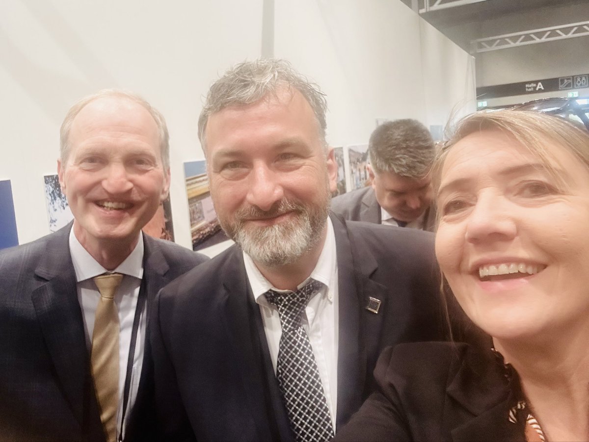 Warten auf den Einlass für das Opening der Ukraine Recovery Conference #URC2024 mit @Bundeskanzler, <a href="/vonderleyen/">Ursula von der Leyen</a> und <a href="/ZelenskyyUa/">Volodymyr Zelenskyy / Володимир Зеленський</a> in Berlin. Gestern haben wir beim „German-Ukraine Renewable Energy Business Dialogue“ schon über die riesigen Potentiale der #Erneuerbaren gesprochen.