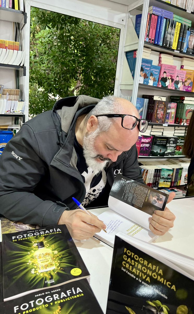 Ayer nos dio un respiro la lluvia 🌧️ y pudimos disfrutar de la firma a lectores, amigos y conocidos que se acercaron a <a href="/FLMadrid/">Feria del Libro de Madrid</a> en la caseta de <a href="/PhotoClub_es/">PhotoClub</a> gracias por la visita 🥰