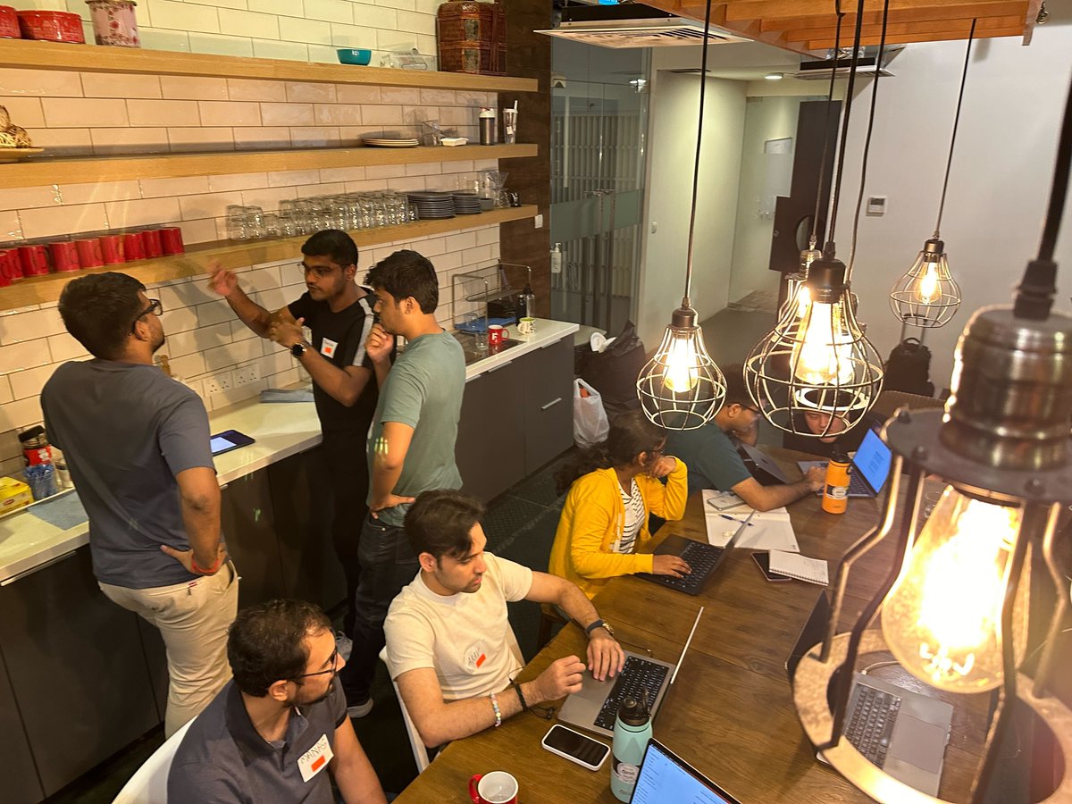 we're cooking here in singapore 👀

<a href="/yoeven/">Yoeven</a> and i were really lucky to bring @the_builderclub 's global hackathon and those magical builder vibes to singapore  ✨

🧵here's what folks built