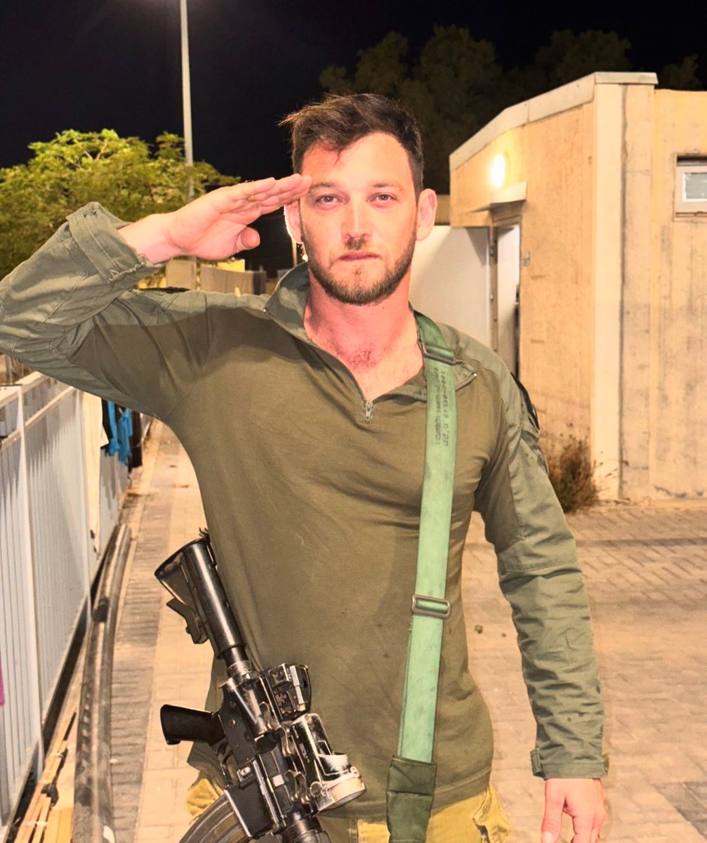 השחקן דין מירושניקוב: ״אני מילואימניק גאה. לוחם בקומנדו הימי הישראלי.
אני בז לכל מי שהצביע בעד ׳חוק ההשתמטות׳. בזמן ש 4 מלאכים שלנו נקטפו בעת הגנת המדינה. בזמן שהמלחמה בשיאה, למען הבית שלנו. מדינת ישראל.

אני מתבייש בכם.

ואמשיך לשרת את המדינה בגאווה״.