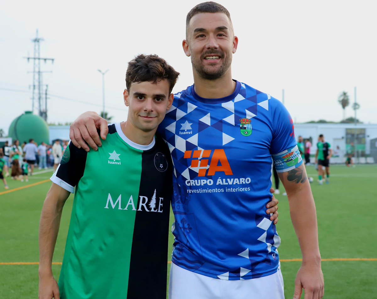 CdGevora's tweet photo. 📸 Y 12 años después, "Canete" capturó el momento y la imagen volvió a repetirse.

@JaviChino18 🫂 @adrimaya99 

👏 ¡GRANDES! https://t.co/sWYoIN2iZV