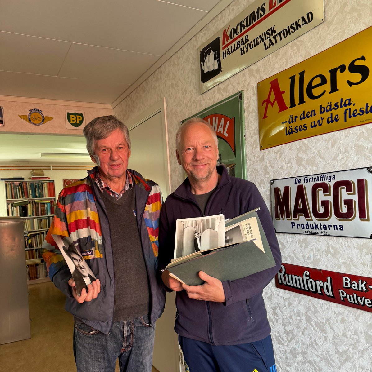 Sjobergbild's tweet image. Ovanligt men mycket trevligt när någon "tittar förbi". 
Bosse Bylund som driver sitt privata "Revymuseum" i Hackås och jag hade en trevlig pratstund i bildarkivet.
Bland annat om revykungen Ernst Rolf.

#besök #Vilhelmina #Bildarkiv