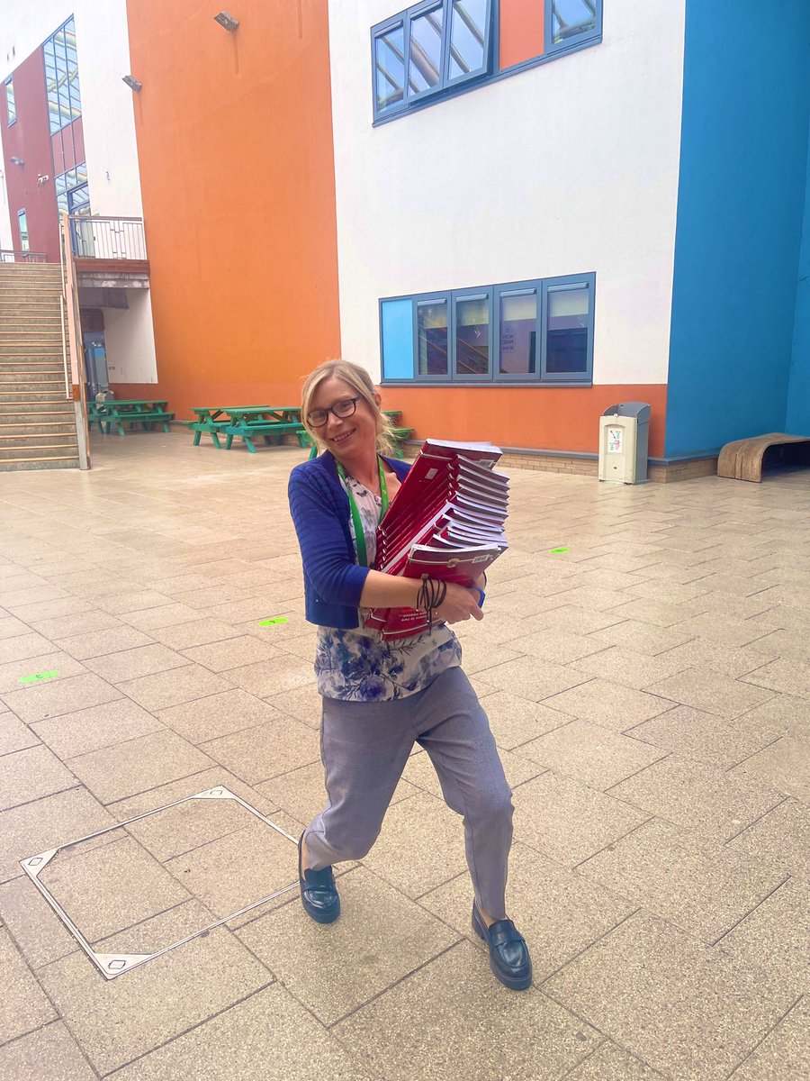 Stacks of knowledge about Science? Year 11 have got this! How could they not? With this brilliant #TeamScience team! #GrownAtNUSA #ScienceIsLife #WomenInSTEM 🌳🍃 #NUSA247