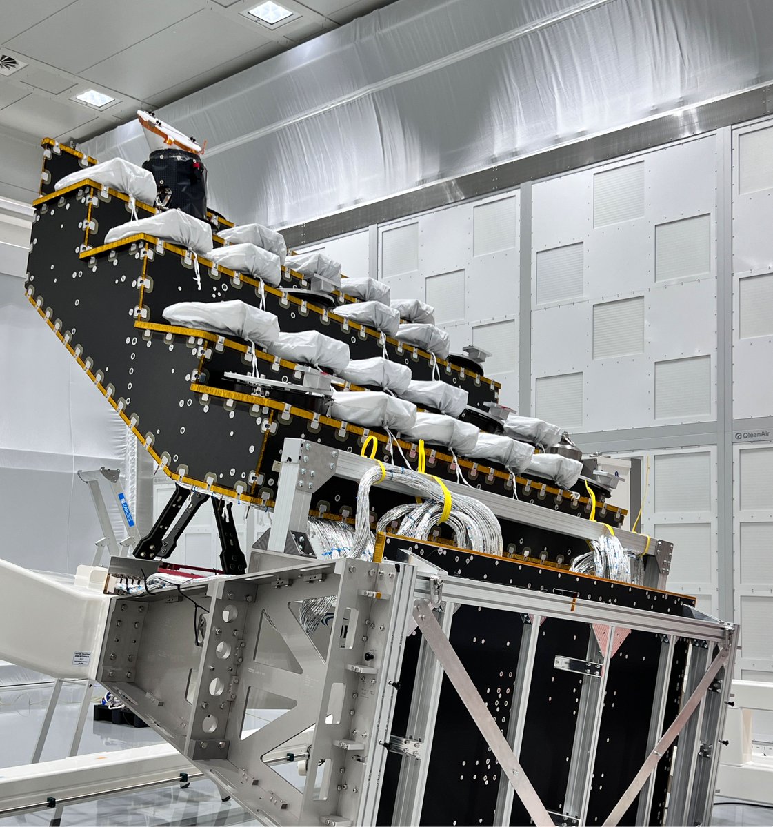 One lonely camera on <a href="/ESA_Plato/">ESA_Plato</a>’s optical bench🥹

Don’t worry! Soon it will be joined by 25 other cameras as OHB attaches them one by one in their facility in Oberpfaffenhofen, Germany.

👉esa.int/ESA_Multimedia…