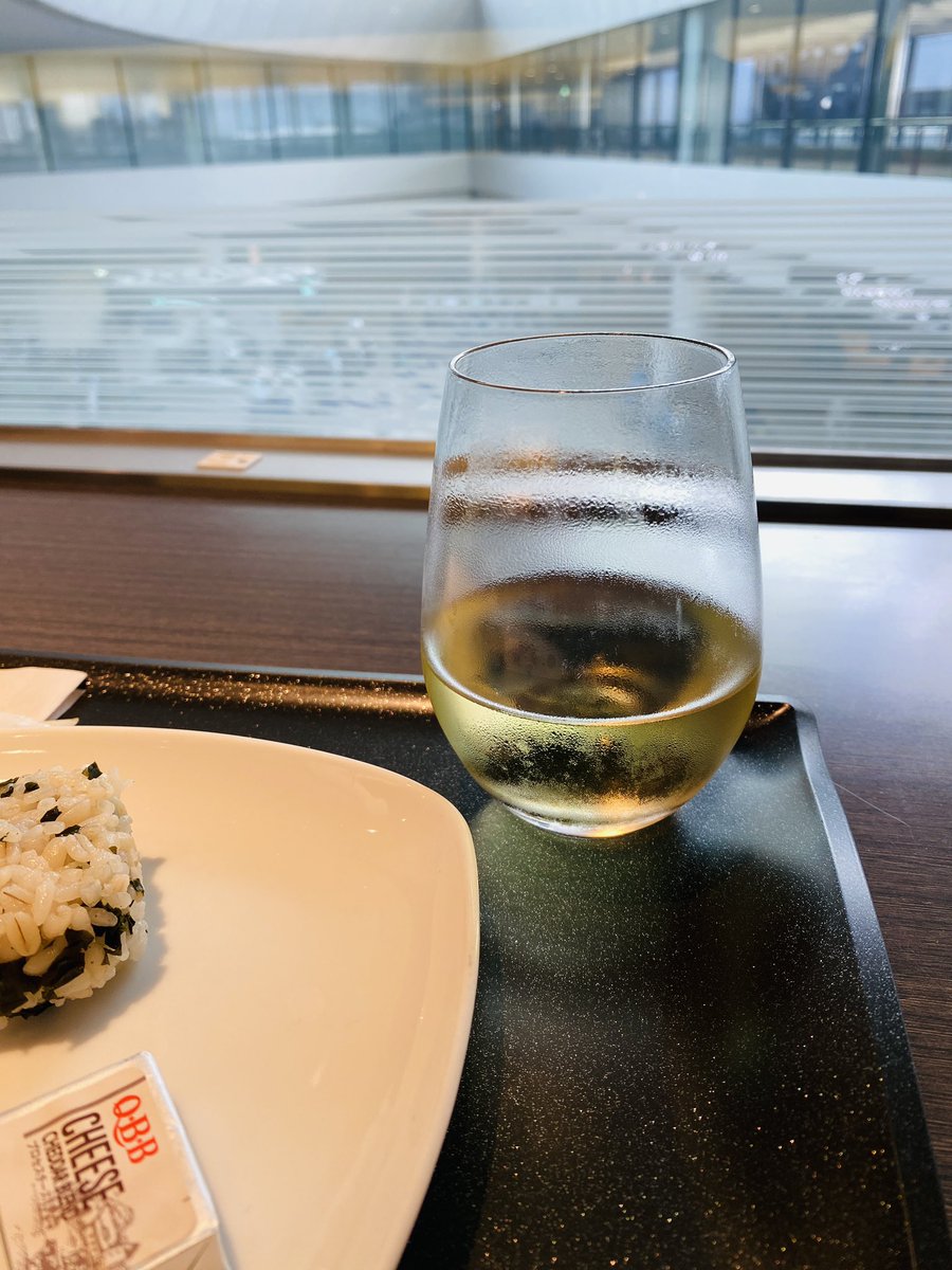 heartwarmcafe's tweet photo. 今回の海外は4年ぶりとなりました🤗
もっと早く外に出たかったけど、なかなか出られず今日がベストタイミング✨
ANAのラウンジは賑わっていてシャワーも100分待ち😳
夜のフライト✈️で離陸したらすぐディナー🍽️が出るからあんまり食べちゃいかんな、
と思ったら、フライドポテト🍟とお稲荷さんに🤣 https://t.co/vhWEAABAbr