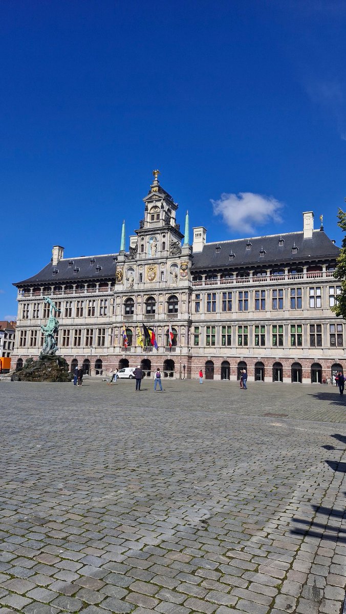 chewmeiling's tweet image. Sunny but still 13 degrees #stadhuis #antwerp #belgium