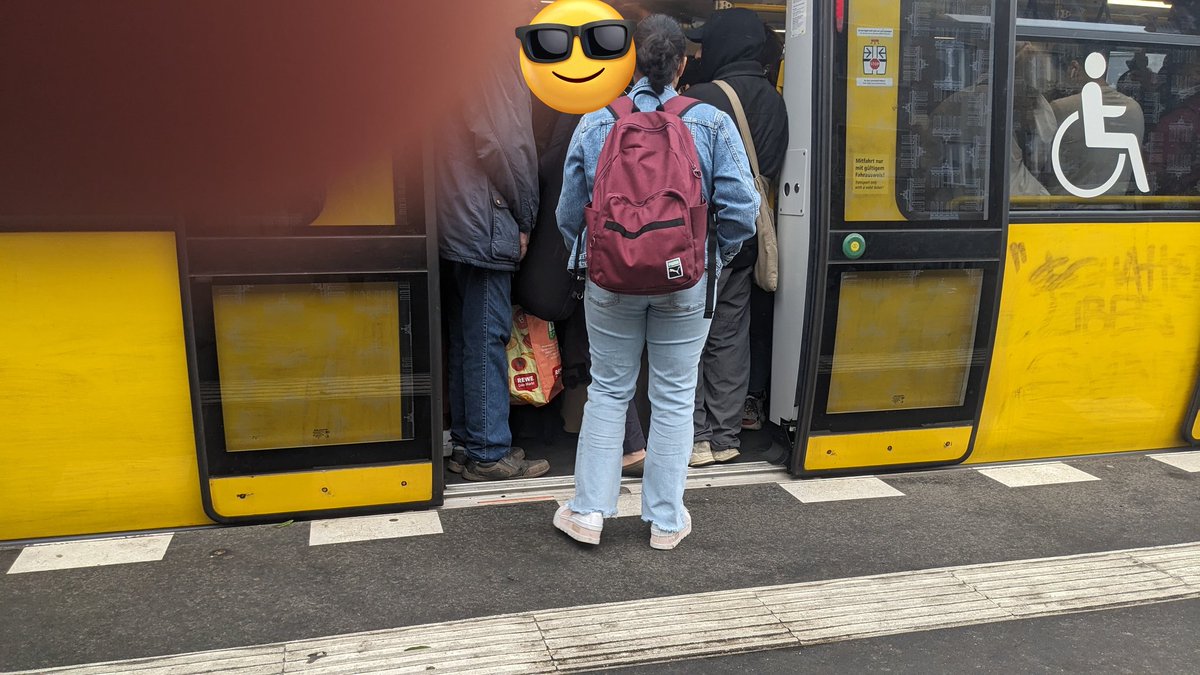 Antje_Kapek's tweet image. Die #U1 ist regelmäßig so voll, dass schon am Schlesischen Tor Niemand mehr reinkommt. Müsste heute 3 Züge abwarten, bevor ich es in die #Ubahn geschafft habe. @BVG_Kampagne Es braucht hier mehr Waggons!