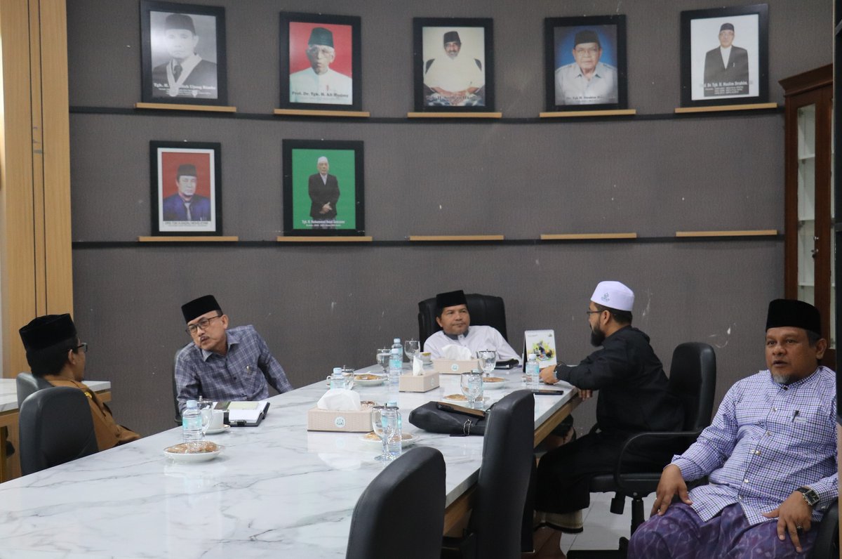 sekretmpuaceh's tweet photo. Rapat Pimpinan (Rapim) terkait dengan Taushiyah MPU Aceh tentang Hari Raya Idul Adha 1445 H di ruang rapat Pimpinan MPU Aceh, Selasa (11-6-2024).
#mpuaceh #sekretariatmpuaceh #iduladha https://t.co/U8R5JJpuUX
