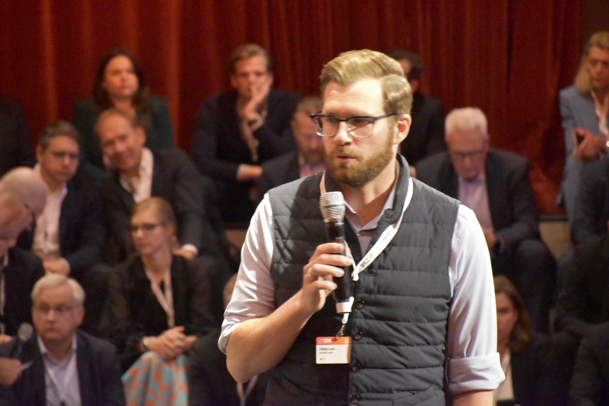 Fabian Lenz von Goldbeck verbreitet beim #tdimmo24 des <a href="/ZIAunterwegs/">ZIA Zentraler Immobilien Ausschuss</a> macht den Teilnehmern des Innovation Breakfast Mut: den Umgang mit #Ki gelingt Mitarbeiterinnen und Mitarbeitern auch ohne Programmierungsfähigkeiten!