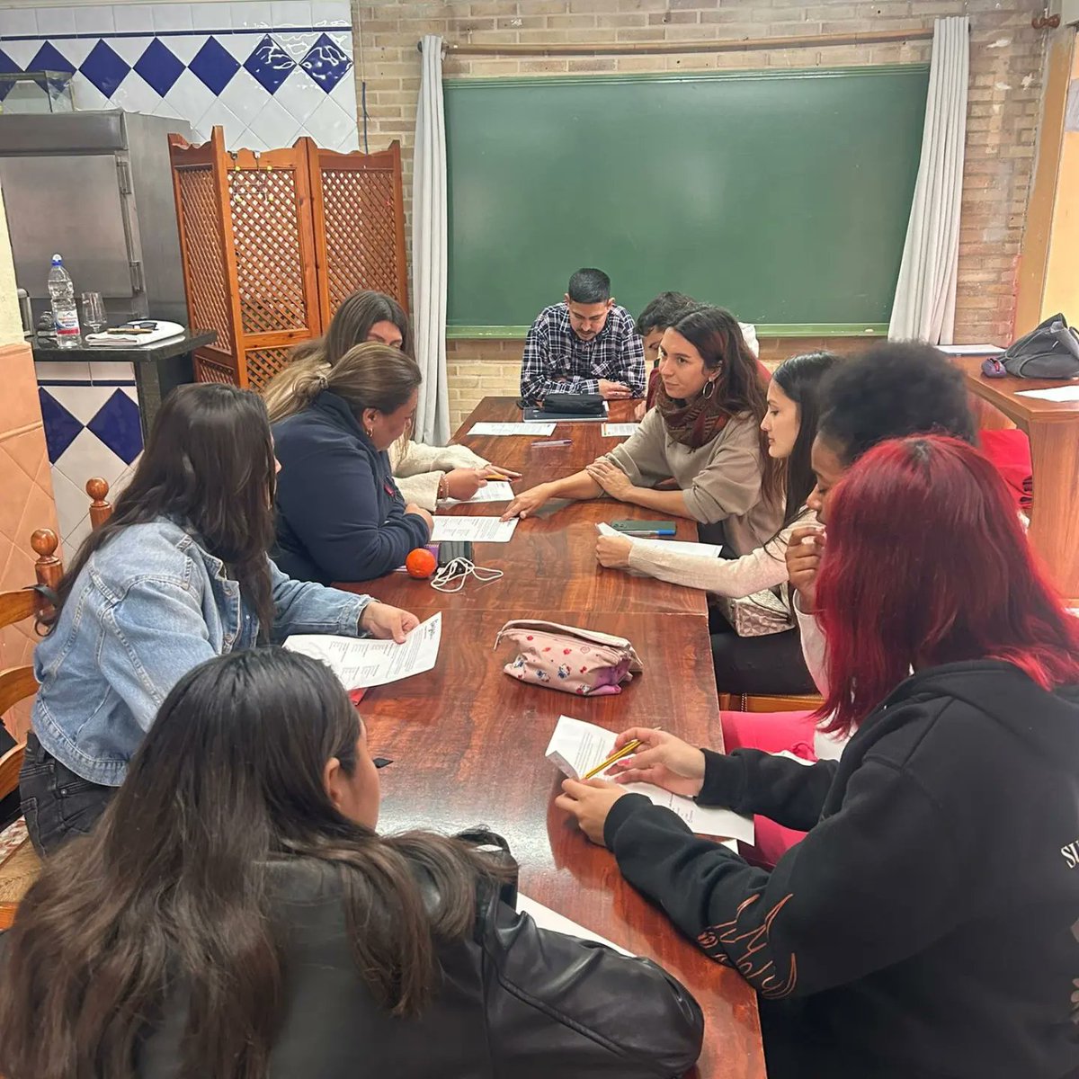 ca_saforaui's tweet photo. 👩‍🏫 Acabem un nou curs a l'Escola Popular. Un altre any garantint un total de 8 grups de valencià, castellà i anglès de forma oberta i gratuïta.

Gràcies especialment a tots els professors i professores que de forma desinteressada ho han fet possible. https://t.co/DrgGg8EJHq