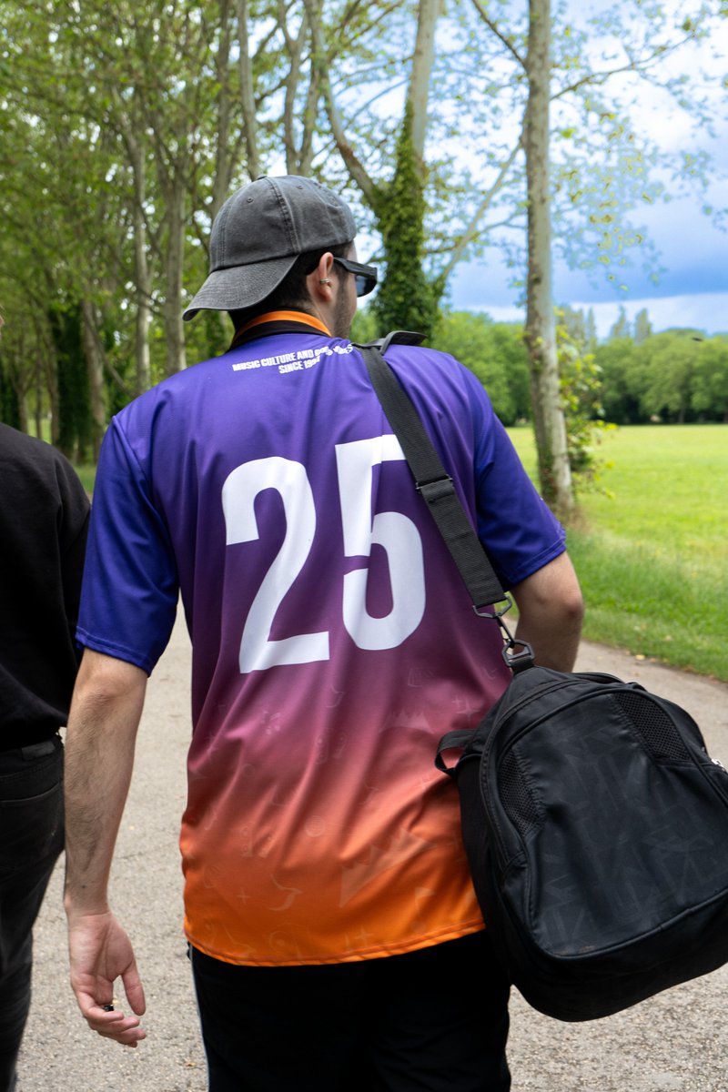 woodstower's tweet photo. Il est là : le maillot de foot Woodstower !😮En collab’ avec la marque lyonnaise Akuyt, on a créé un maillot aux couleurs du festival pour notre 25ᵉ édition : production régionale &amp; matières écoresponsables.

PS : on offre un pass 2 jours à celui qui achètera le 25ᵉ maillot !🤫 https://t.co/hMuXjhxlJt
