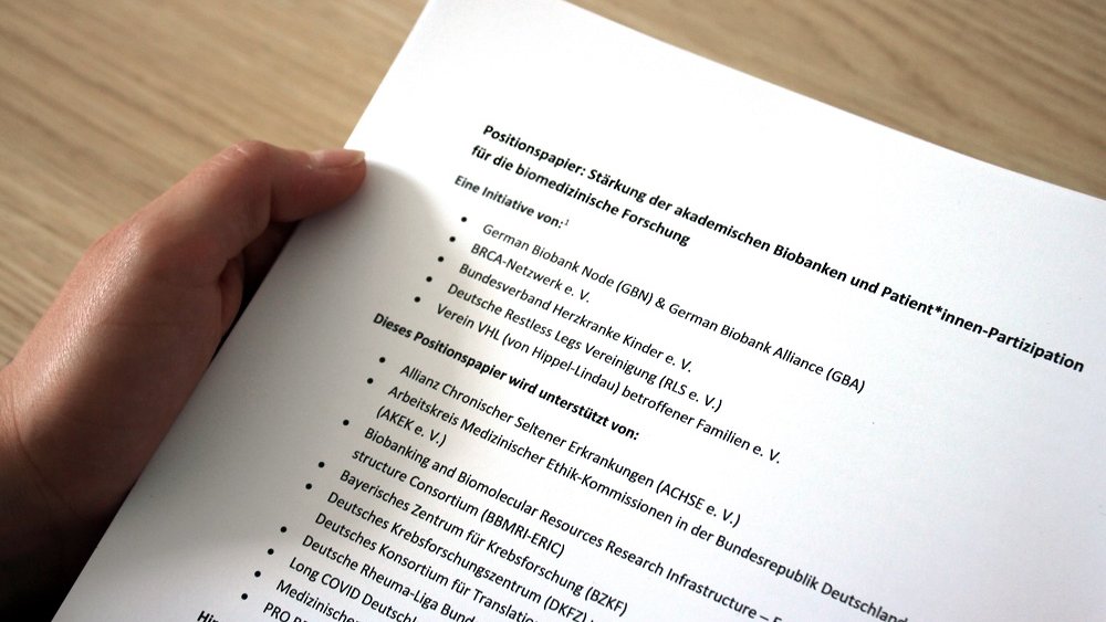 Press release: GBN &amp; patient organisations have published a joint position paper. The aim is to strengthen the use of academic #biobank|s &amp; increase the involvement of patients in biomedical research 
👉 Press release 🇬🇧: lnkd.in/dWN2db7s
👉 🇩🇪: lnkd.in/dGFja9zU