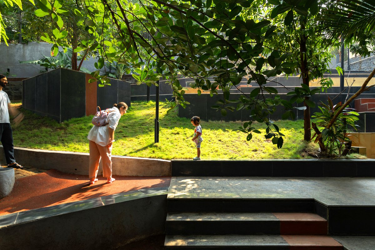 Compartment_S4's tweet photo. We transformed a neglected space on Napeansea Road, Mumbai into a vibrant public area! This highlights the need to revitalize more such neighborhood spaces in our ever-growing cities. @mybmc @JSWFoundation @MPLodha #UrbanRevival #PublicSpaces #Mumbai https://t.co/IFhmyj5FCv