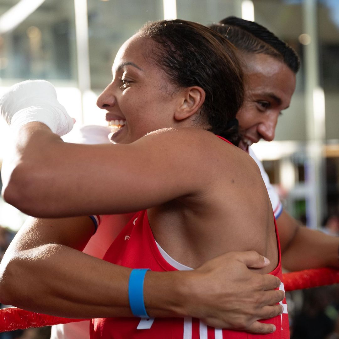 KamelHasniCoach's tweet photo. Après 1 année sans être montée sur le ring, @EstelleMossely  a remporté le tournoi au West Field Forum des halles, à domicile 🔥

Quelle ambiance ! 🤩

#RoadToParis2024 #Boxe #Performance #FFBoxe #Boxing #EquipedeFrance #France @auvergnerhalpes  @grandlyon @villedelyon https://t.co/aE4GhLtbMJ