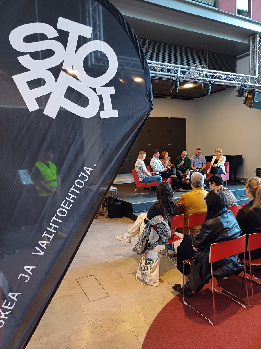 Yli Rajojen -kesäfestareilla käynnissä paneelikeskustelu, jossa aiheena rikos-, päihde- ja mielenterveystaustaisten työllistymisen haasteet ja mahdolliset ratkaisut. #ylirajojen #stophuumeillery