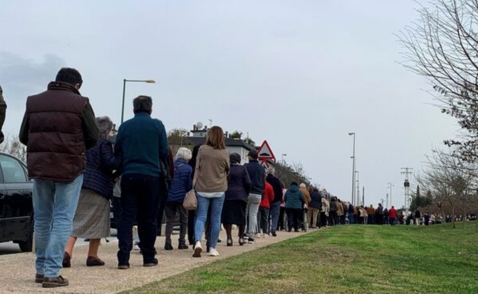 Comentan en medios zamoranos que el futuro del <a href="/ZCFoficial/">Zamora CF</a> pasa porque alguien adelante dinero a Aldama. Que Dios nos pillé confesados.
A la izquierda: la noticia.
A la derecha: las largas colas de prestamistas.
