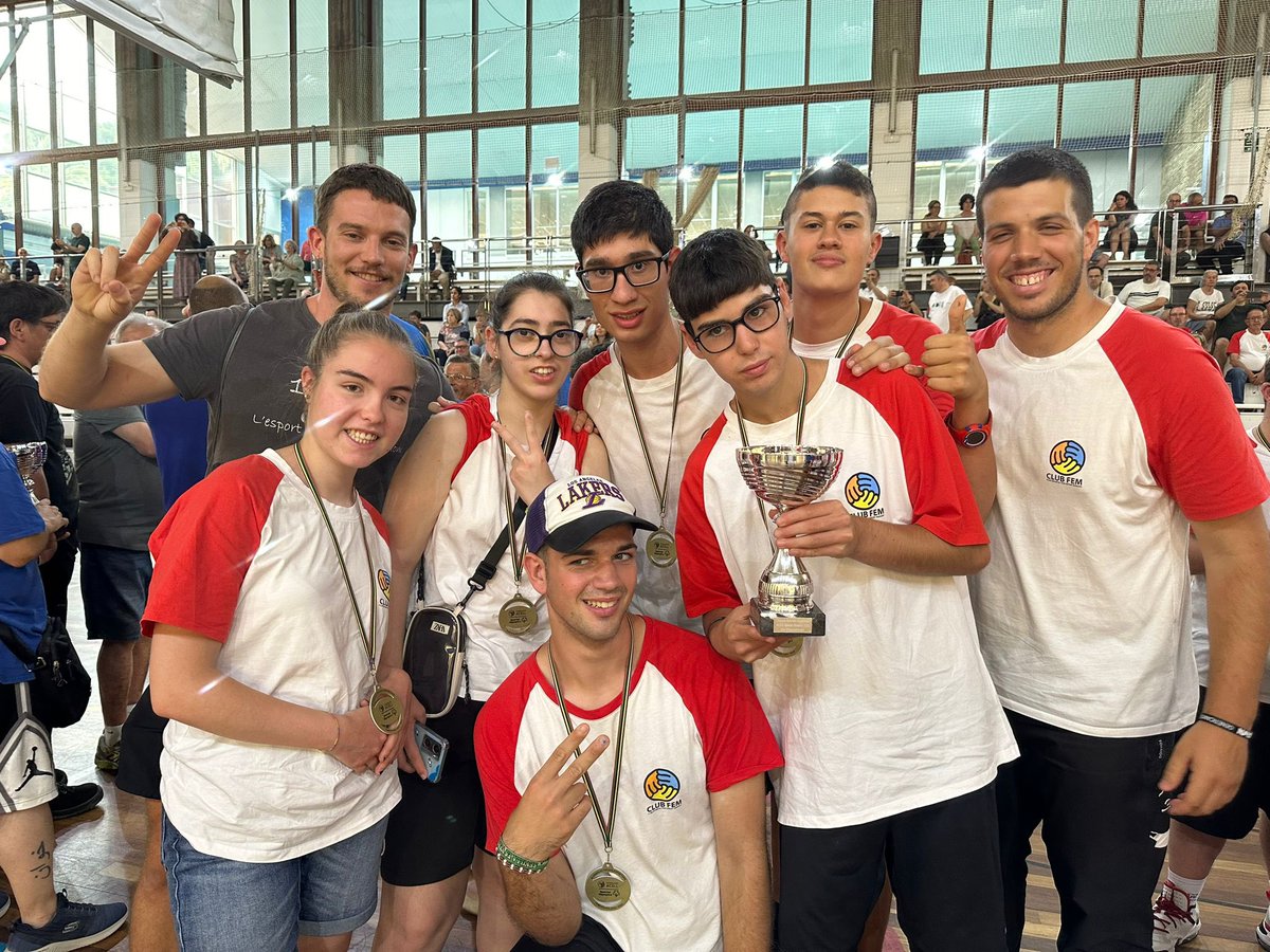 🥈🟣 El FEM <a href="/uemataro/">U.E. Mataró</a> LILA 𝗦𝗢𝗧𝗦𝗖𝗔𝗠𝗣𝗜𝗢𝗡𝗦 de LLIGA!

💪🏻 Els nostres van acabar la temporada en una meritòria 2a posició del Grup 3 de la Lliga Catalana de Bàsquet!

🏆 Felicitats, equip! Sou molt grans!

👀 Us deixem la 📸 de l’entrega de premis!
#somgrocs💛💜 #ClubFem