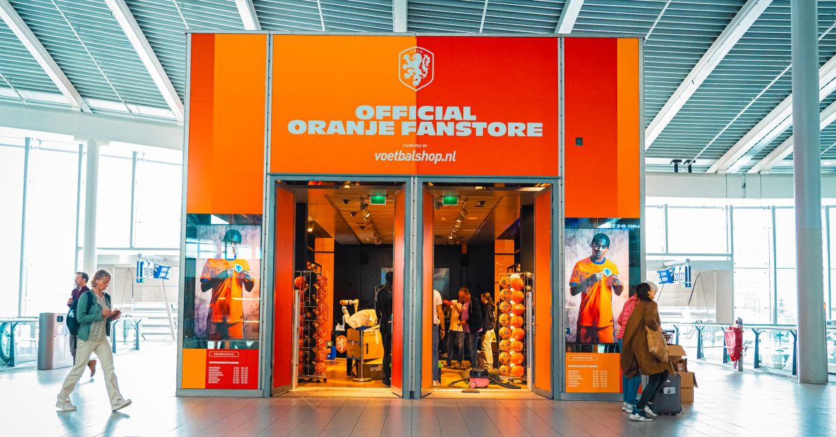 resatec's tweet image. 𝐊𝐥𝐚𝐚𝐫 𝐯𝐨𝐨𝐫 𝐝𝐞 𝐎𝐫𝐚𝐧𝐣𝐞 𝐠𝐞𝐤𝐭𝐞! 🟠 

De @KNVB en @Voetbalshop hebben een ‘Official Oranje Fanstore’ op het centraal station van Utrecht geopend.  De keuze voor de NEXUS antennes blijkt een uitstekende keuze te zijn.

👉 resatec.nl/referenties/of…