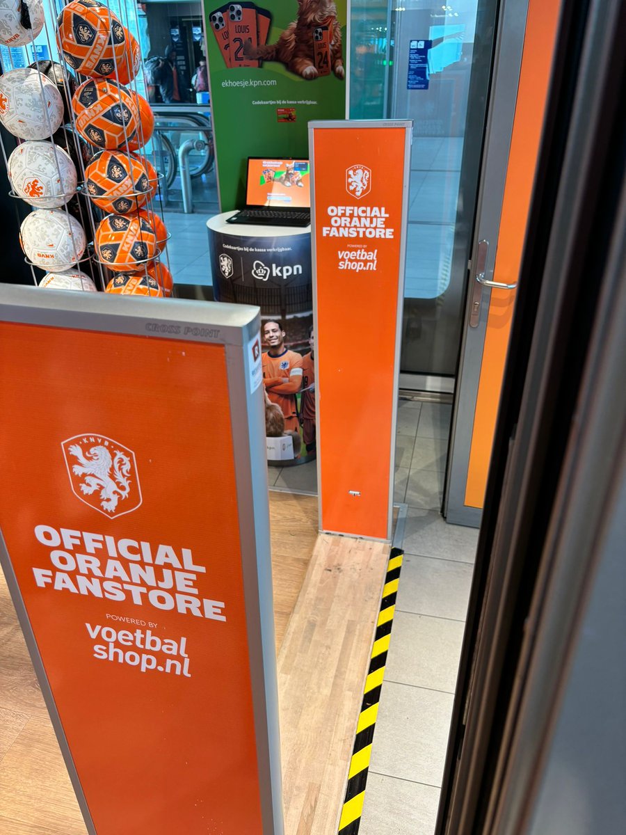 resatec's tweet image. 𝐊𝐥𝐚𝐚𝐫 𝐯𝐨𝐨𝐫 𝐝𝐞 𝐎𝐫𝐚𝐧𝐣𝐞 𝐠𝐞𝐤𝐭𝐞! 🟠 

De @KNVB en @Voetbalshop hebben een ‘Official Oranje Fanstore’ op het centraal station van Utrecht geopend.  De keuze voor de NEXUS antennes blijkt een uitstekende keuze te zijn.

👉 resatec.nl/referenties/of…