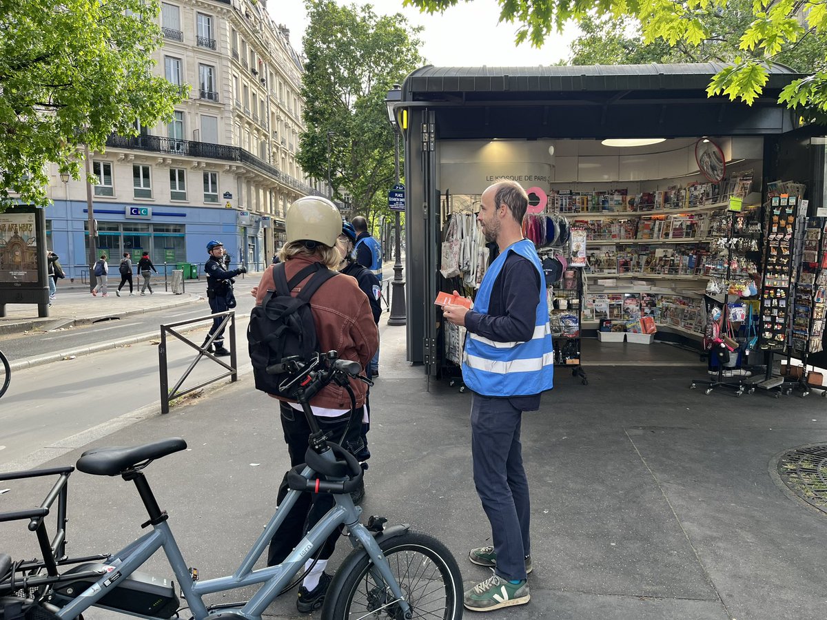 Ce matin, sensibilisation auprès des cyclistes avec <a href="/MParisCentre/">Mairie de Paris Centre</a> rue de Turbigo !
Redoublez de vigilance à l'approche des passages piétons, en particulier lorsqu'il y a un gros masque à la visibilité, comme ici où le kiosque masque un piéton qui sortirait en courant du métro !
