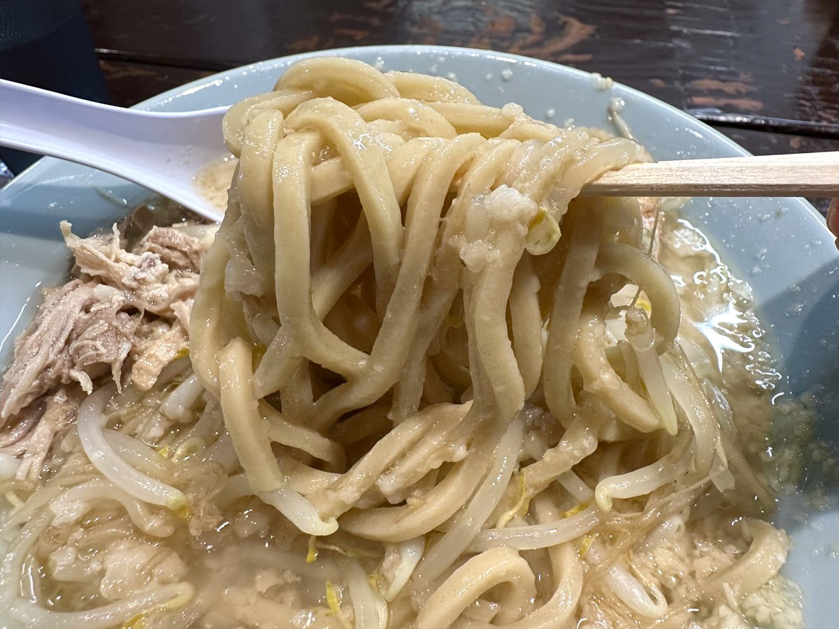 kassouzaru's tweet photo. 昨日のランチは麺51でラーメンミニを脂大で美味しく頂きました🍜😁
長野県松本市桐３丁目１−１５
#麺51 #めんこい #二郎系 #背脂 #ニンニク #太麺 #ガッツリ #ラーメン #松本市 
#menkoi #jirokei #seabura #ninniku #ramen #matsumoto #nagano https://t.co/f3A4tB7363
