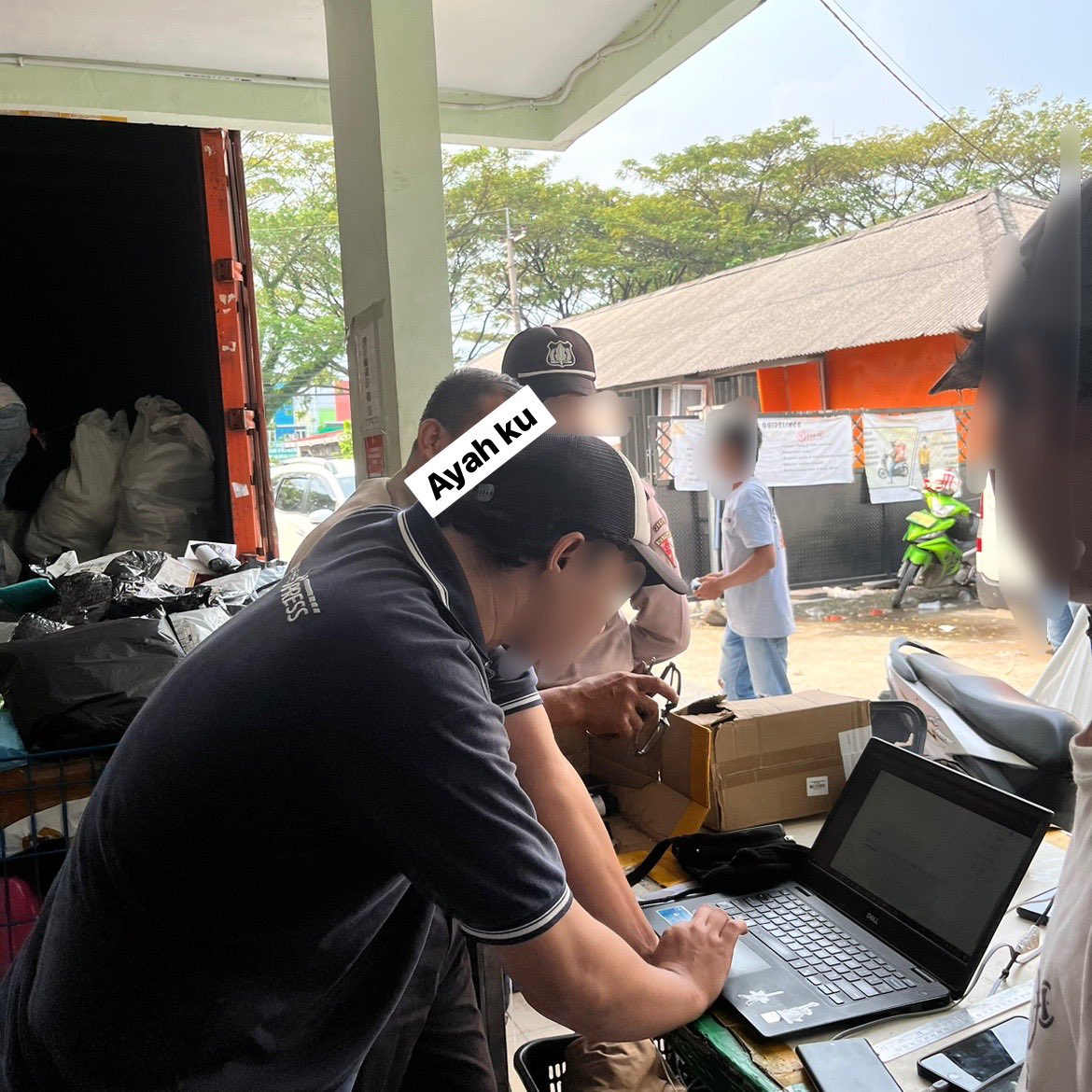 Paket buyer gue dituker tumblr sama spx piglet ini 😔 capeeeeee ya allah hah hoh hah hoh semuaaa. Tanggung jawab gak luu <a href="/ShopeeID/">Shopee Indonesia</a> <a href="/ShopeeXpress/">Shopee Xpress</a>.

Bantu rt plis mau buat thread sambil ngurusin ini semoga makin cepet ditindak