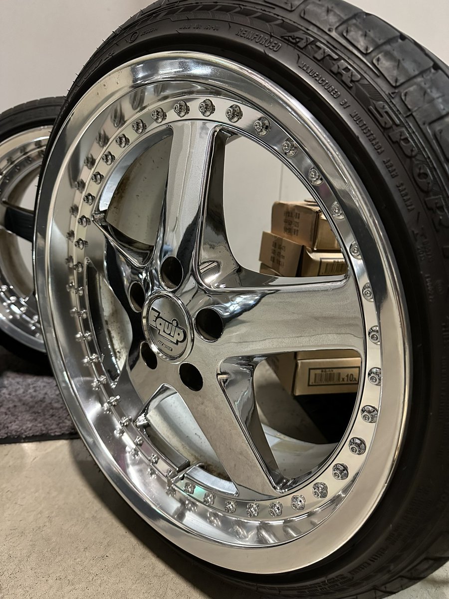 エクイップ 18インチ
9J+35、10J+35 
売るって言ったら欲しい人居ますか？🤔
結構状態良いと思うから強いの40万で！
それでも欲しいって人是非是非🥺