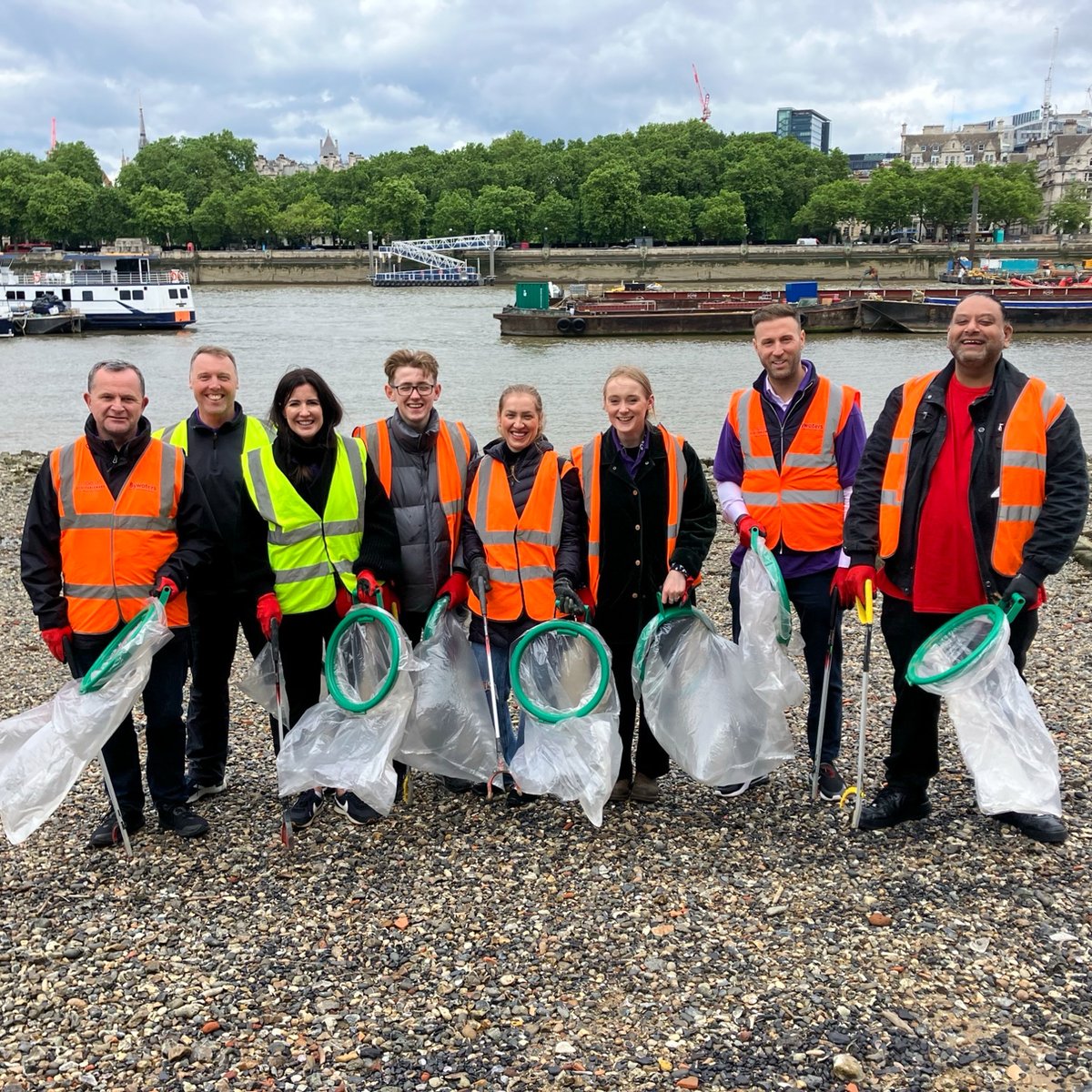 BywatersUK's tweet photo. Cleaning up the River Thames with @Savills from 8 Bishopsgate – We picked over 19.57 kg of waste, great job guys! 🎉

We had a fantastic day undertaking this river clean with like-minded individuals.

Thank you all so much for coming! 🧡💙♻️

#Bywaters #Sustainability #London https://t.co/N7m3ZmbSGj
