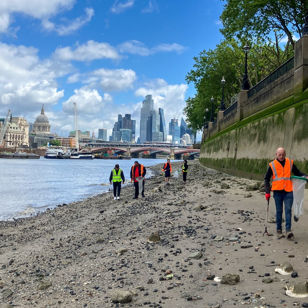 BywatersUK's tweet photo. Cleaning up the River Thames with @Savills from 8 Bishopsgate – We picked over 19.57 kg of waste, great job guys! 🎉

We had a fantastic day undertaking this river clean with like-minded individuals.

Thank you all so much for coming! 🧡💙♻️

#Bywaters #Sustainability #London https://t.co/N7m3ZmbSGj