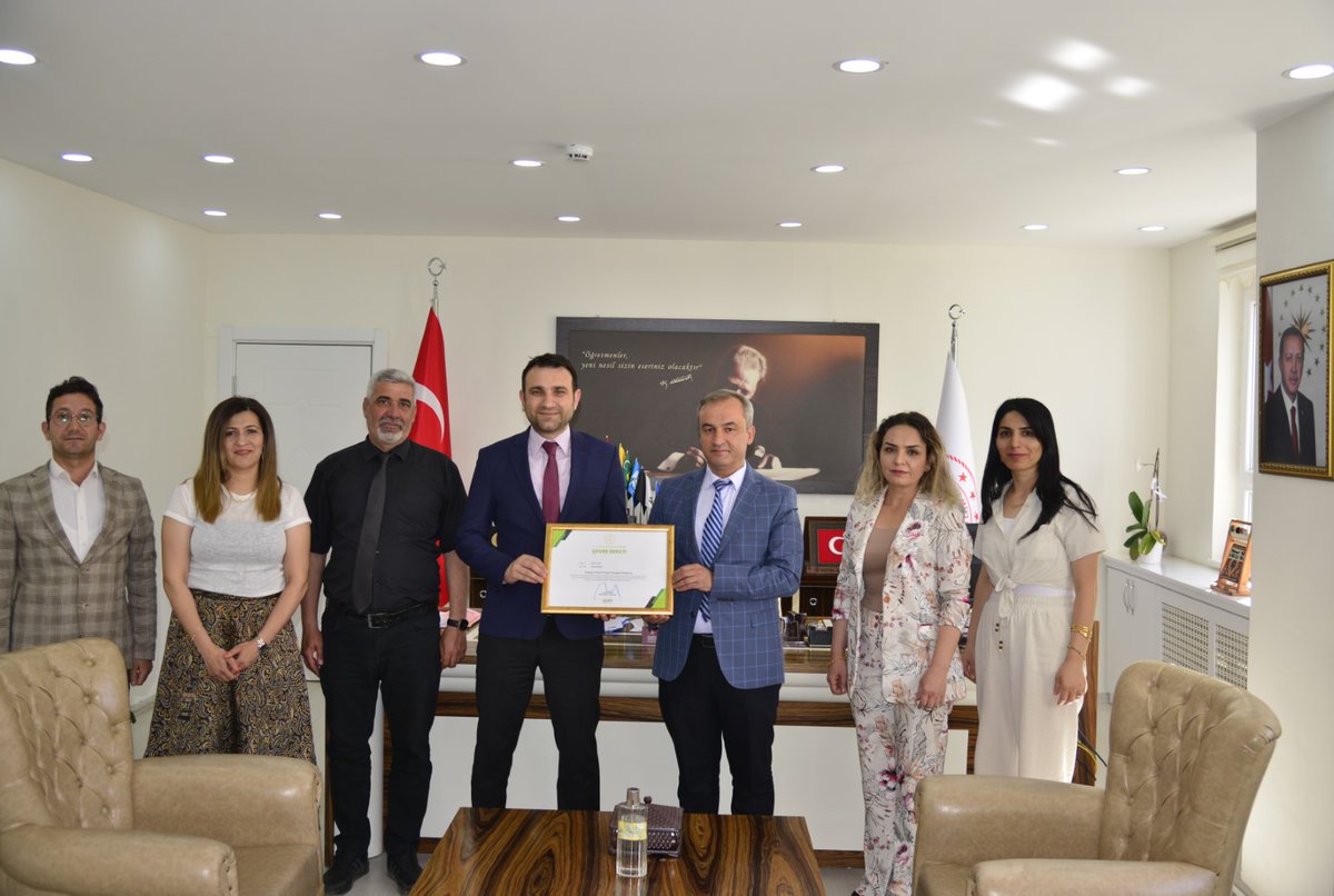 elazigmem's tweet photo. Çevrenin korunması, çevre bilincinin yaygınlaştırılması ve sıfır Atık Yönetimi hakkındaki çalışmaları nedeniyle @tcmeb tarafından Çevre Beratı ile ödüllendirilen Gönül İhsan Tangülü İlkokulu, Beratını İl Müdürümüz @mehmetyigitmem 'ten aldı.🌲 @Yusuf__Tekin @omertoraman25 https://t.co/za5wZXk2Zd