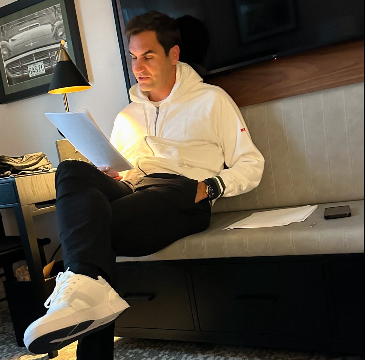 CodrutBaciu's tweet image. I wonder if @rogerfederer puts on (sic) a new pair of shoes every time he leaves the house. #soclean