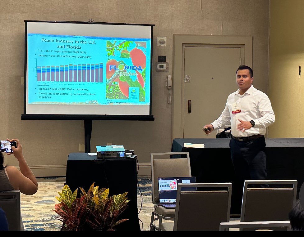 #UFIFASIRREC #PhDGrad Dr. Jonathan Clavijo presents “Peach industry in the U.S. and Florida” at the <a href="/FSHS_Hort/">FSHS</a> meeting in Orlando, Florida. 

@UFRootBioLab <a href="/jona_clavijo/">Jonathan Clavijo-Herrera</a> <a href="/ufhorticulture/">UF IFAS Horticultural Sciences Department</a>