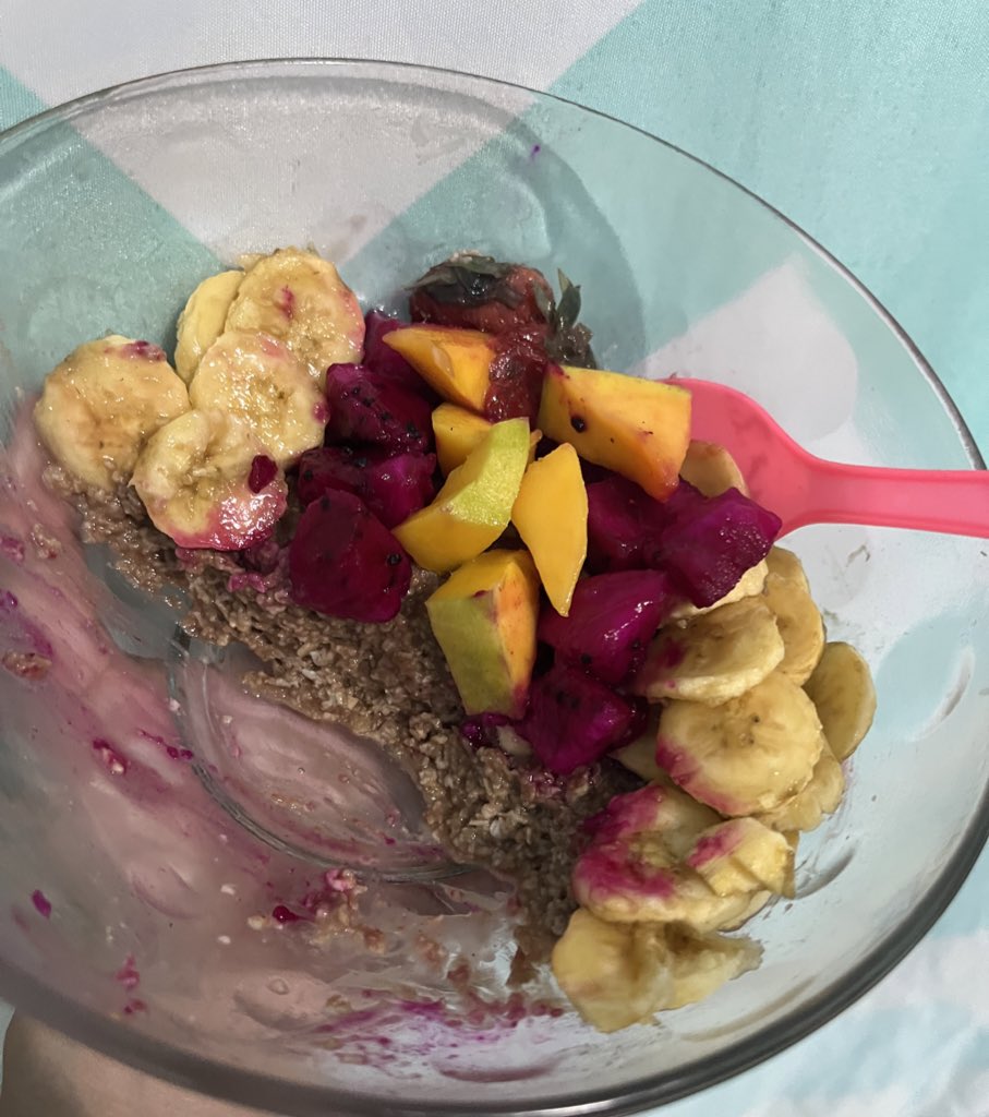 Wes mboh pokoke enak ✨👍

Quaker oat + sucok telur + buah naga 🍌🥭🍓