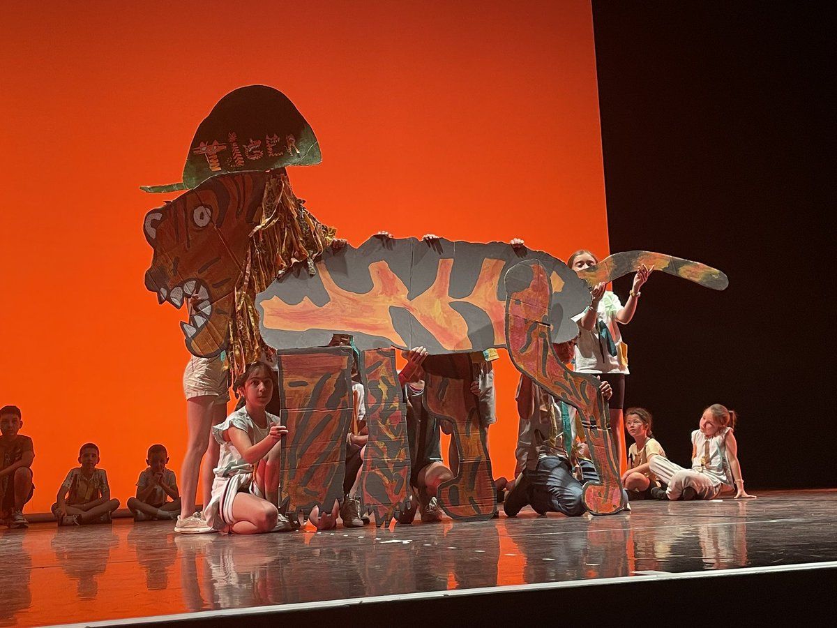 Sublime restitution des classes qui dansent au théâtre de Privas. Neuf classes engagées dans le dispositif en collaboration avec la compagnie Zarbhat et François le marionnettiste <a href="/Dsden07/">Ardèche-Direction académique</a> <a href="/EyssetteF/">Eyssette Fabien</a>