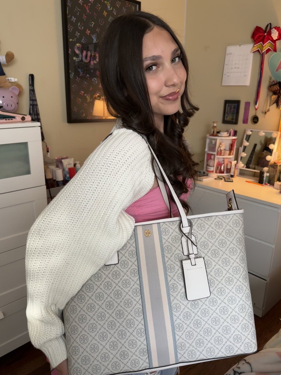 LiLWiL612's tweet photo. Happy 15th Birthday to my baby girl! π₯³π₯° #ProudParents #GirlDad π
πΌπ#GettinGrown #DaddysLittleGirl π₯Ί #kotd #BadBunny x #Adidas new school #tote #SonCubano https://t.co/meMz8i4EhG