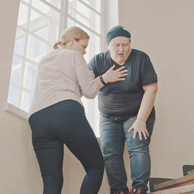 PunainenRisti's tweet photo. Jakaisitko tämän ketjun? Jos ihminen kärsii rintakivusta, toimi näin:

👉 Rauhoita autettavaa ja auta hänet lepoon esimerkiksi puoli-istuvaan asentoon.

👇 https://t.co/8XB1EPptZx