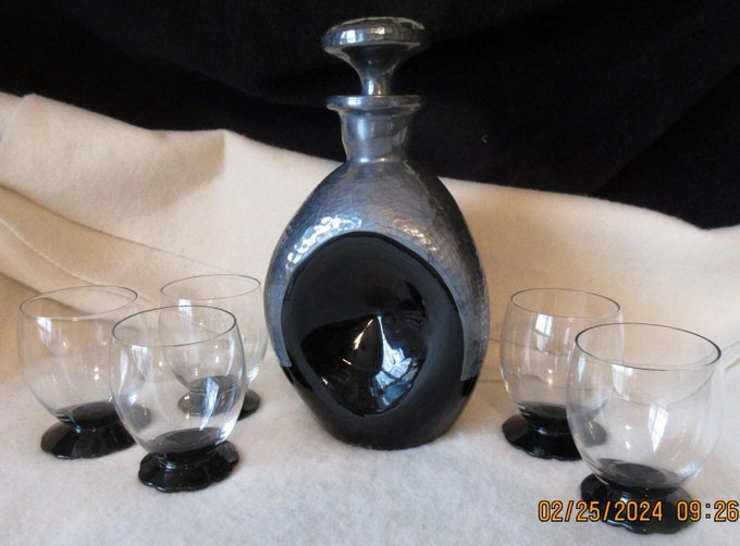 hotchpotch09's tweet photo. On SALE! Vintage Brandy Liquor Decanter & 5 snifters black glass onyx base https://t.co/FW3bPgYRgu… #eBay via
@eBay #Whiskey #Gin #Brandy #decor #homedecor #vintage4sale #gifts #Onyx #vintage #collectible #Glass #Liquor #snifter #decanter #chinahutch #blackglass #summer #SALE https://t.co/rvsGbGcZnw