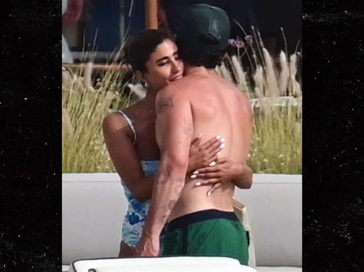 من البارحة لليوم أغلب الإعلام العربي تلفزيونات و مواقع تواصل و صحف إلى جانب الشعوب العربية مشغولين بصور الحجة ليلى عبدالله و المطرب الامريكي جو جوناس. 

العرب ممكن تتحكم بعقولهم بسهولة و تُشغلهم بأتفه الأمور و تنسيهم قضاياهم المهمة بدقائق.
وكمان شاهدوا صور  الحجة ليلى اكبر داعمة