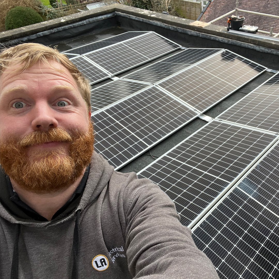 LAElectrical's tweet image. Throwback to Matt on a flat roof solar installation in Sneed Park in Bristol.

#electrician #solar #solarinstaller #solarenergy #bristol #evchargepoint