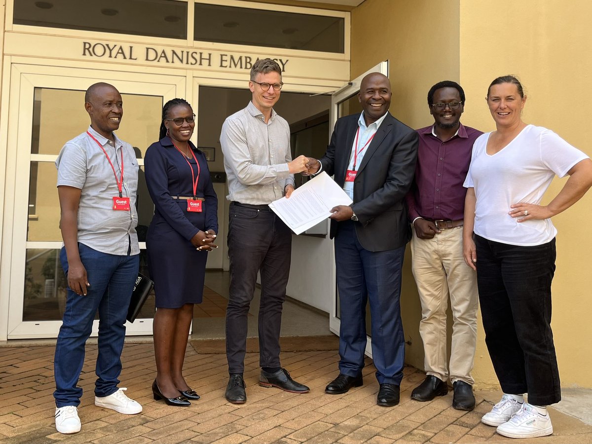 🎉Another new partnership between 🇩🇰🇸🇪🇮🇪🇳🇱and 🇺🇬 CSOs!  <a href="/AdamSpliid/">Adam Sparre Spliid🇩🇰🇺🇬</a> signs a partnership with @AFCIM to promote democracy and accountability in the Karamoja sub-region through  increased citizen participation and government responsiveness 🤝  #Partnerships #Karamoja #UGDK