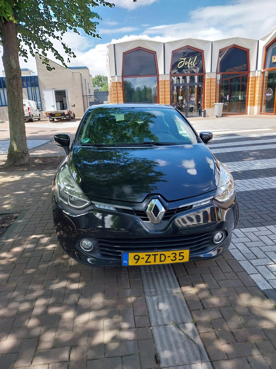 Opnieuw presteert een automobilist het om zijn bolide op de geleidelijn voor blinden en slechtzienden te plaatsen. In het nummerbord zitten de letters ZTD, oftewel Ziet Toch Dat. Nou, mooi niet. Lijkt me trouwens sterk dat dit een parkeerplek is.