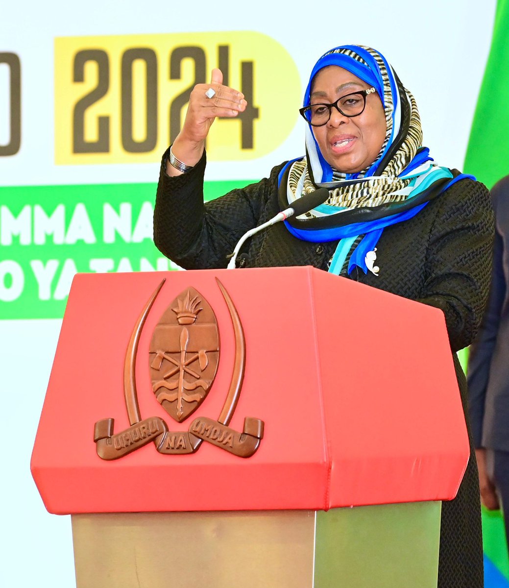 ikulumawasliano's tweet photo. Rais wa Jamhuri ya Muungano wa Tanzania Mhe. Samia Suluhu Hassan akihutubia Viongozi wa Serikali, Wakuu wa Mashirika na Taasisi za Umma pamoja na wageni mbalimbali mara baada ya kupokea Gawio na Michango kutoka kwa Mashirika na Taasisi hizo, IkuluDar es Salaam tarehe 11 Juni 2024 https://t.co/1BVFOfAZop