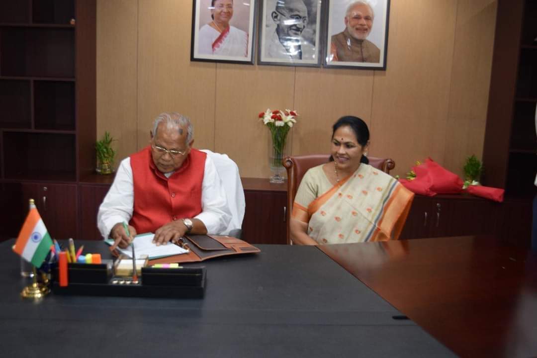 BJPMM4Karnatak's tweet photo. ದೆಹಲಿಯ ಕಛೇರಿಯಲ್ಲಿ ಕೇಂದ್ರ ಸಚಿವರಾದ ಶ್ರೀ ಜಿತನ್ ರಾಂ ಮಾಂಝಿ ಅವರ ಸಮ್ಮುಖದಲ್ಲಿ,
ಕೇಂದ್ರದ ಅತಿಸಣ್ಣ, ಸಣ್ಣ, ಮಧ್ಯಮ ಕೈಗಾರಿಕಾ ರಾಜ್ಯಖಾತೆ ಸಚಿವೆಯಾಗಿ ಕು ಶೋಭಾ ಕರಂದ್ಲಾಜೆ ರವರು ಜವಾಬ್ದಾರಿ ಸ್ವೀಕರಿಸಿದರು. ಅಭಿನಂದನೆಗಳು ಶೋಭಾ ಅಕ್ಕ 💐.
#MSME #MemberofParliament
#StateMinistry #NewDelhi #ShobhaKarandlaje https://t.co/IzEeqdyNOt