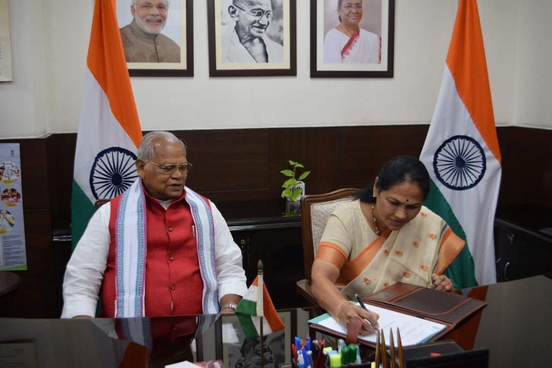 BJPMM4Karnatak's tweet photo. ದೆಹಲಿಯ ಕಛೇರಿಯಲ್ಲಿ ಕೇಂದ್ರ ಸಚಿವರಾದ ಶ್ರೀ ಜಿತನ್ ರಾಂ ಮಾಂಝಿ ಅವರ ಸಮ್ಮುಖದಲ್ಲಿ,
ಕೇಂದ್ರದ ಅತಿಸಣ್ಣ, ಸಣ್ಣ, ಮಧ್ಯಮ ಕೈಗಾರಿಕಾ ರಾಜ್ಯಖಾತೆ ಸಚಿವೆಯಾಗಿ ಕು ಶೋಭಾ ಕರಂದ್ಲಾಜೆ ರವರು ಜವಾಬ್ದಾರಿ ಸ್ವೀಕರಿಸಿದರು. ಅಭಿನಂದನೆಗಳು ಶೋಭಾ ಅಕ್ಕ 💐.
#MSME #MemberofParliament
#StateMinistry #NewDelhi #ShobhaKarandlaje https://t.co/IzEeqdyNOt