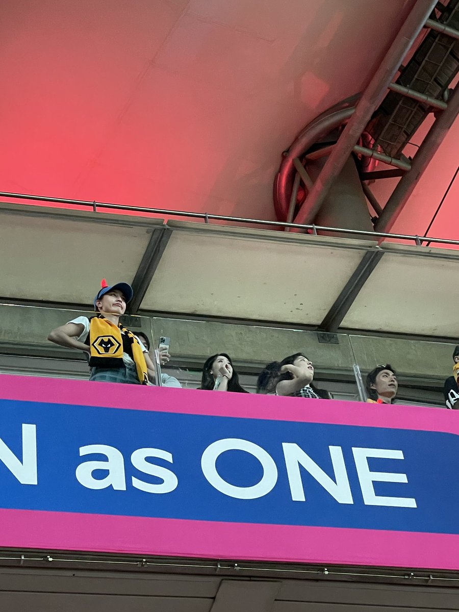 상암에 축구 보러 왔는데 뒤돌아보니