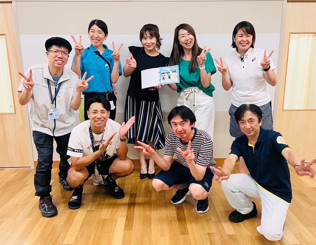 REALVOX1's tweet photo. 芝浜小学校の校長先生、一年生の担任の先生方と🩷運動会のダンスでは沢山のサポートをありがとうございました💚
#走れVictory #REALVOX ＠shibahamaes https://t.co/UpZ7864x5m