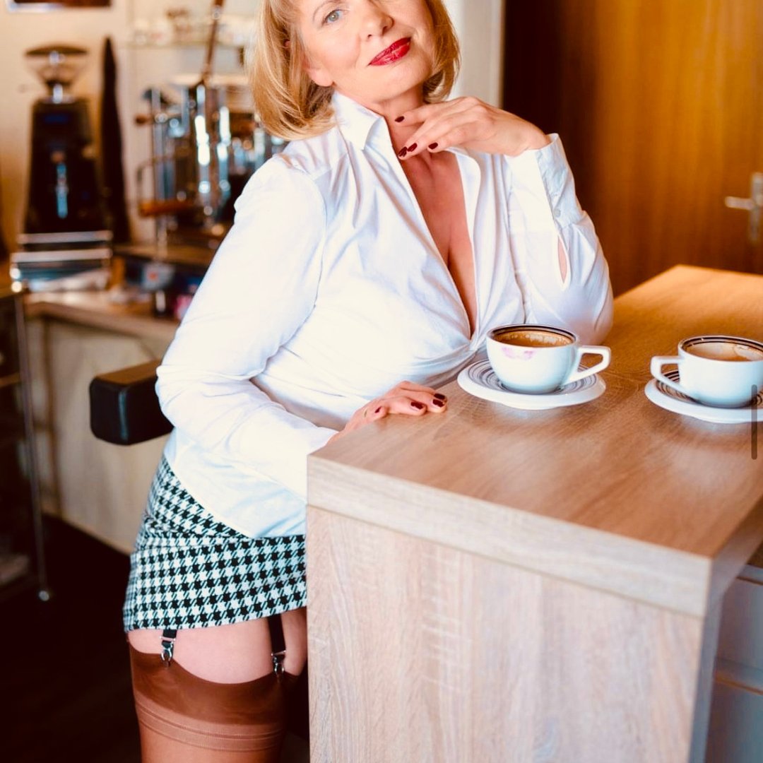 Elle_et_Heel's tweet photo. A coffee with me ? ☕️

Great picture with my friend @chrisma_1 😘

#fullyfashionedstockings #nylonstockings #garterbelt #nylonstocking #giostockingsuk #over50style #woazaa #freedomcreators #stockingmodel #ffstockingsnylon #rhtnylons https://t.co/hmfex2aryC
