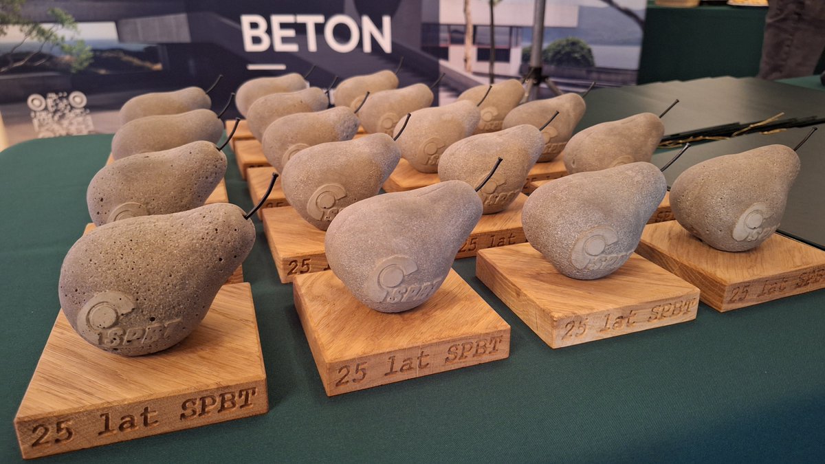 PolskiCement's tweet photo. 2️⃣5️⃣ lat Stowarzyszenia Producentów Betonu Towarowego 🎉

#SPBT poprzez dwudziestopięcioletnią pracę swoich członków i zarządów, doprowadziło polskie budownictwo w dziedzinie betonu do europejskiej czołówki. Realizowane przez organizację działania skutecznie popularyzują beton konstrukcyjny i jego producentów. Stowarzyszenie dba o wizerunek i rozwój branży, a jego działania doskonalą i utrzymują wysoki poziom rynku betonowego w Polsce. Na początku czerwca członkowie i przyjaciele SPBT spotkali się na uroczystych obchodach 25-lecia stowarzyszenia.

Stowarzyszenie Producentów Betonu Towarowego w Polsce (SPBT) zostało powołane w 1999 roku, a jego pierwszym prezesem był Roman Kempe.

💬 Jestem jednym z nielicznych założycieli SPBT. 25 lat temu uznaliśmy, że potrzebne jest nam takie stowarzyszenie. Mieliśmy już stowarzyszenie zrzeszające producentów Cementu i po 9 latach dyskusji doszliśmy do wniosku, że powołanie organizacji skupiającej producentów betonu, pomogłoby całej branży betonu towarowego. Dzisiaj SPBT jest mocne, okrzepło, jest widoczne w mediach i jest jednym z naszych kluczowych partnerów. Rozwijajcie się, twórzmy wspólnie piękną Polskę - mówił prof. Jan Deja, dyrektor wykonawczy #SPC, składając gratulacje w imieniu branży cementowej.

Według Justyny Piotrowskiej-Łój, dyrektor ds. komunikacji SPBT, minione ćwierć wieku pokazuje, jak zmieniała się branża betonowa, jak się rozwijała. 💬 Wraz z branżą betonu towarowego, która wyodrębniła się po 1999 roku, pojawiły się problemy, którymi trzeba było się zaopiekować. Dzisiejszy jubileusz pokazuje, jak dużo rzeczy działo się w stowarzyszeniu, ile zostało za nami, a ile jeszcze przed nami - mówiła.

Obecnie SPBT skupia 59 członków - wywodzących się z kręgu szeroko pojętej branży betonowej - producentów, dostawców sprzętu i usług, chemii budowlanej i obsługi laboratoryjnej. Firmy skupione w SPBT reprezentują ok. 60% wolumenu produkcji betonu towarowego w Polsce i dostarczają go ok. 90% na inwestycje infrastrukturalne. 

Według prezesa SPBT, Michała Grysa, produkcja ok. 26 mln m3 betonu towarowego rocznie plasuje Polskę na czwartym miejscu w Unii Europejskiej. SPBT jest członkiem Europejskiej Organizacji Betonu Towarowego (ERMCO).

💬 Pamiętną datą dla SPBT był 2016 rok, kiedy beton towarowy został uznany za wyrób budowlany - wspominał dr Maciej Gruszczyński, dyrektor SPBT. Stowarzyszenie promuje beton jako ekonomiczny, zrównoważony, bezpieczny i trwały materiał konstrukcyjny. Wartości SPBT to nie tylko integrowanie społeczności i dynamizowanie rozwoju branży poprzez wyznaczanie standardów, ale również troska o środowisko naturalne i zrównoważony rozwój.

Podczas jubileuszu SPBT goście mogli zmierzyć się w konkurencjach strzeleckich oraz w grze w golfa. W rywalizacji strzeleckiej z pistoletu Glock 17, której patronowała firma ATLAS, najlepsi okazali się: Robert Bodych, Paweł Kołodziejczyk i Sebastian Kaszuba. Z kolei w zmaganiach golfowych pod patronatem firmy Master Builders Solutions zwycięzcą konkurencji Longest Drive został Tomasz Tarkowski, a konkurencji Best Putt - Mirosław Boryczko.